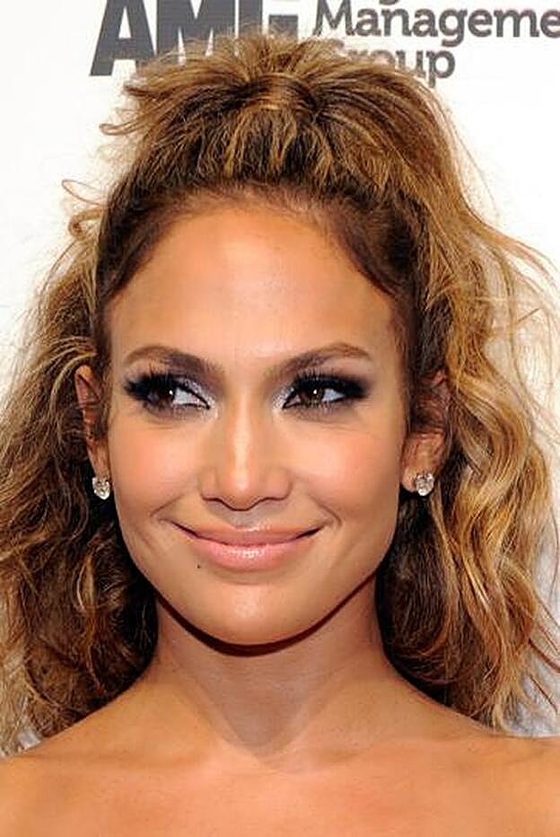 Jennifer López con el pelo semirrecogido en una coleta,un peinado perfecto para mantenerlo bajo control.