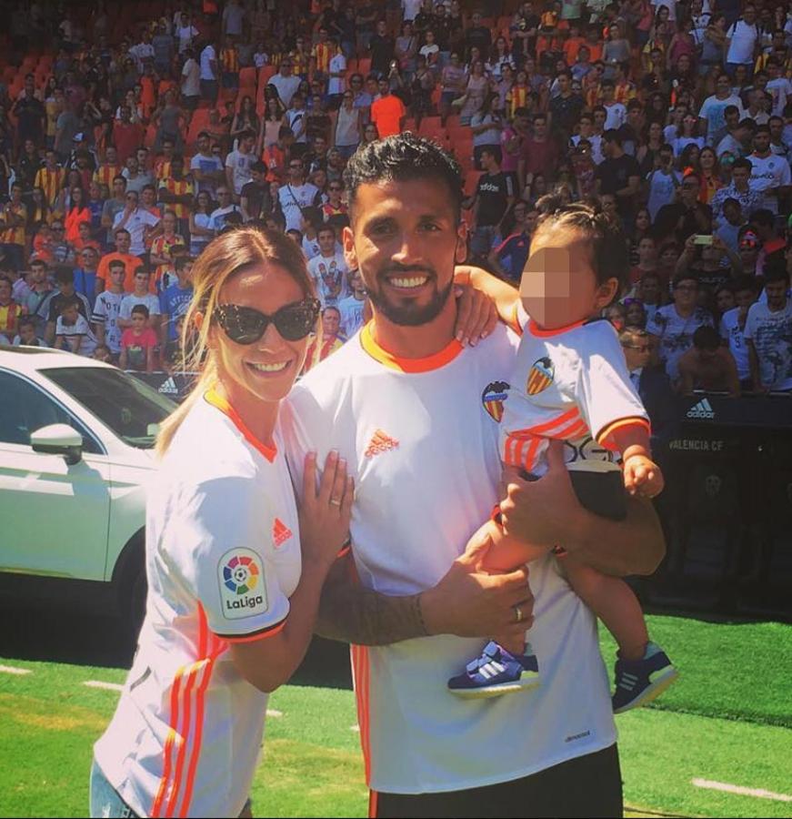 Tras su paso por las ligas portuguesa y rusa, el argentino fichó este verano por el Valencia. O lo que es lo mismo, la ex de ‘Mujeres y Hombres y Viceversa’ vuelve a ser una de las WAG’s de la Liga. Se marcharon como pareja y, durante el tiempo que él jugó en el Benfica, en 2012, se dieron el ‘sí, quiero’. En octubre de 2015 llegó al mundo Sheila, su primera hija, nacida de un vientre de alquiler.