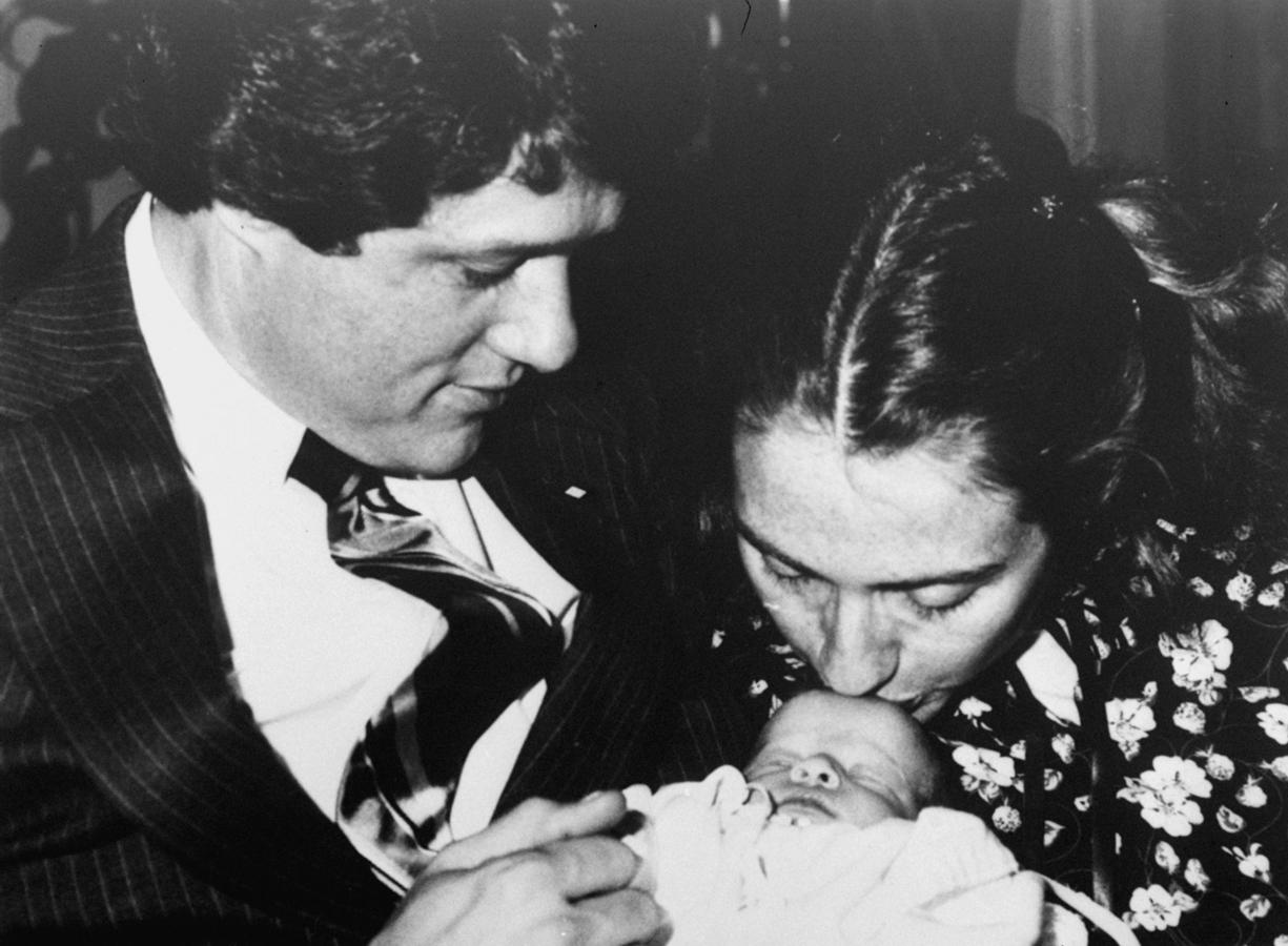 Hillary Clinton y Bill se convirtieron en padres de Chelsea, su única hija, el 27 febrero de 1980. Aquí les vemos con la pequeña en brazos en una instantánea del 5 de marzo de ese año, una semana después de su nacimiento. En ese momento Bill era Gobernador de Arkansas y Hillary abogada de éxito en Rose Law Firm.