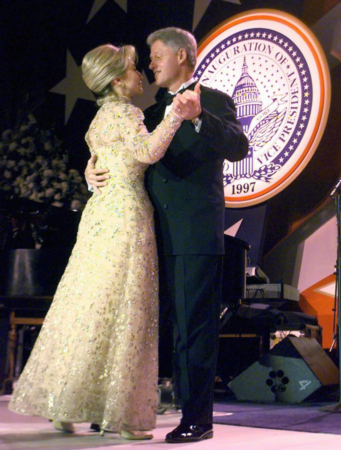 Como Presidente y Primera Dama, Bill y Hillary mostraron una singular empatía y unión, como vemos en esta imagen de 1997, en la que bailan durante una gala de Veteranos. Lo que ocurriría después no lo preveía nadie...