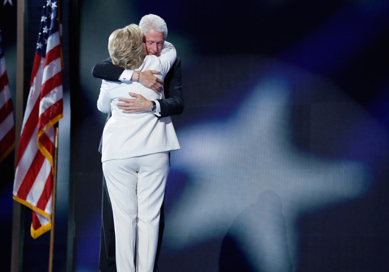 Hillary Clinton celebra su nominación demócrata como aspirante a Presidente de Estados Unidos el 28 de julio de 2016. Hillary tuvo que luchar hasta el final contra Bernie Sanders, pero finalmente fue elegida en la convención del Partido Demócrata celebrada Filadelfia. Aquí la vemos abrazada a Bill Clinton tras su confirmación como 'presidenciable' ocho años después de perder ante Barack Obama.