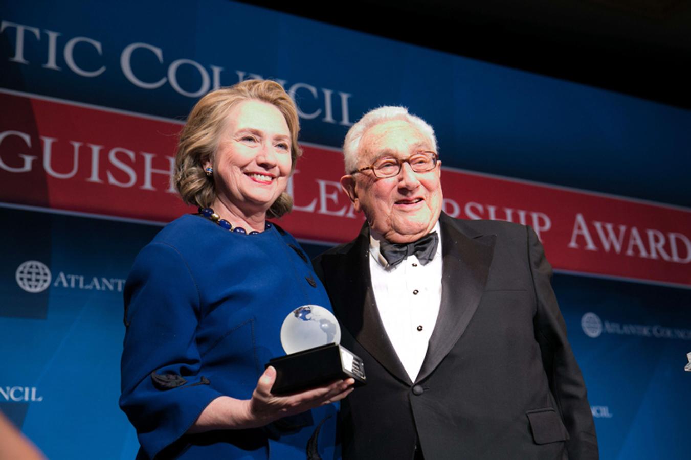 Hillary Clinton y Henry Kissinger, dos Secretarios de Estado frente a frente en 2013.