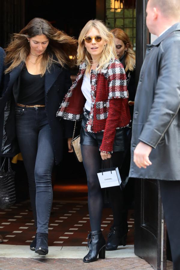 Tras el debate del año pasado, este año las celebrities han tomado conciencia de las consecuencias que pueden acarrear no abrigarse y se ahn puesto medias. Gucci, Prada, Valentino las subieron a la pasarela y la actriz, que lleva una chaqueta de Chanel, ya se ha apuntado a la tendencia que Lagerfeld presentó también ocn unas medias azul marino.