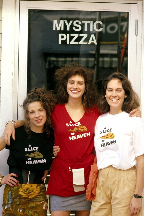 Lili Taylor y Annabeth Gish flanquean a una jovencísima Julia Roberts en un momento del rodaje de 'Mystic Pizza' (1988), su primera película importante antes de 'Magnolias de Acero' y, como no, 'Pretty Woman'.