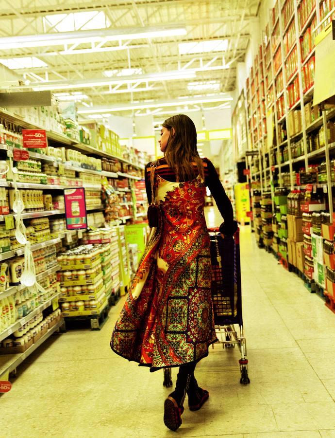 Total look de Louis Vuitton, con bolso de Tommy Hilfiger y sandalias de Birkenstock.