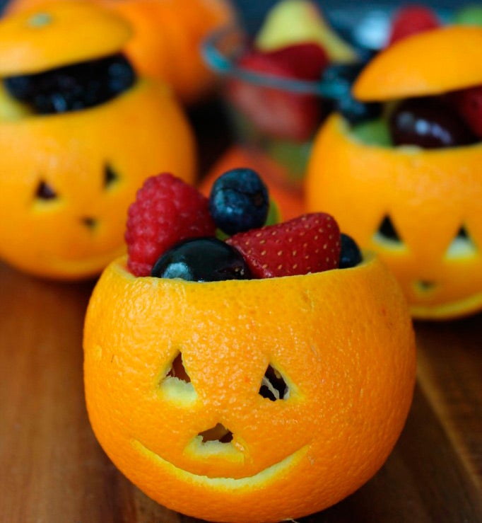 Una muy buena idea para poner comida para picar sin tener que recurrir a los dulces ni cocinar. Unos cuencos de frutos variados utilizando como bowl la cáscara de una mandarina con una cara recortada.