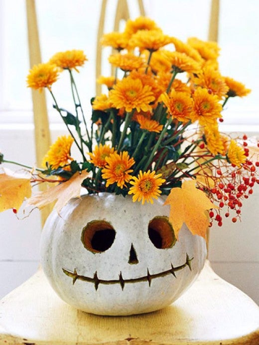 Utiliza una cabaza para decorar tu casa incluso si no haces fiesta. Nos encanta esta idea de calabaza que nos recuerda a Jack Skellington.