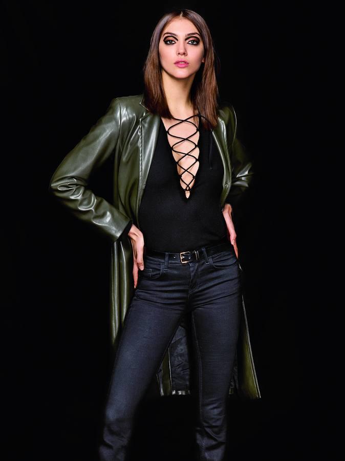 "Con los ahorros que voy haciendo, montaré mi negocio", dice Neus, barcelonesa de 20 años. La descubrieron en un tren, cuando se dirigía a un entrenamiento de baloncesto, y se estrenó en la moda en la Alta Costura de París con Gaultier. Adora a Armani porque "siempre confía en mí", y quiere desfilar con Alexander Wang.