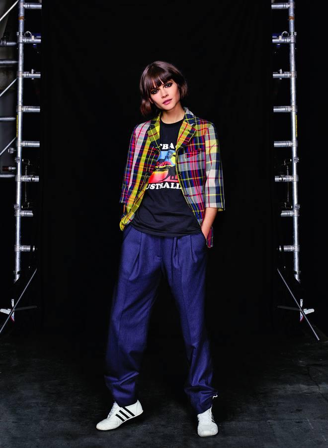 "Ahora lo que más me apetece es hacer cine", dice tras estrenar "El hombre de las mil caras" en el Festival de San Sebastián. Nació en Santiago de Compostela hace 26 años, debutó en la pasarela con Carlos Díez, luciendo "un bigote de mentira", y ha desfilado para Louis Vuitton en París. Se resiste a hablar de sus campañas favoritas, pero reconoce que desfilar para Davidelfín "siempre me hace especial ilusión". Sueña con trabajar con John Galiano, uno de los creadores a los que más admira.