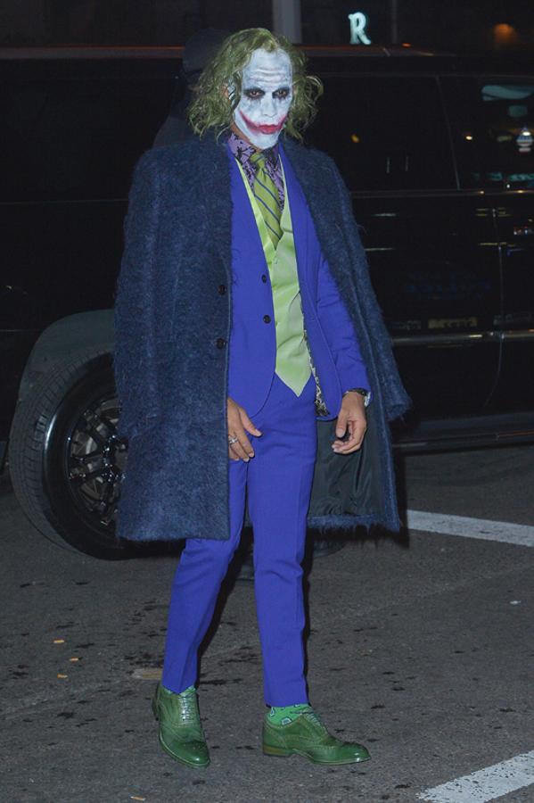 El piloto de Fórmula 1 Lewis Hamilton se marcó este irreconocible look como el Joker de 'El Caballero Oscuro' para acudir a la fiesta de su amiga Heidi Klum este Halloween 2016.