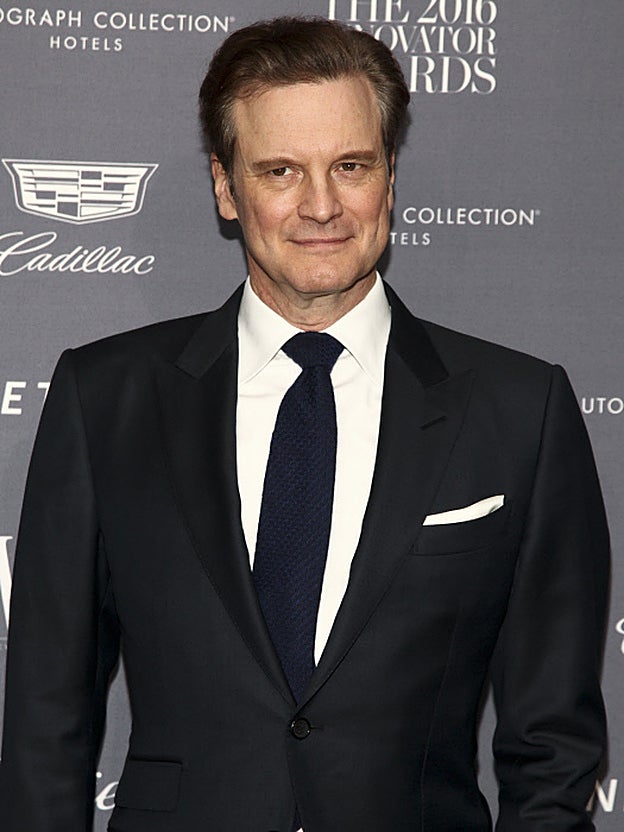 Colin Fith, muy elegante con traje y corbata.