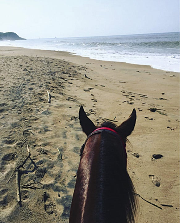 La actriz en su paseo a caballo tras el tratamiento.