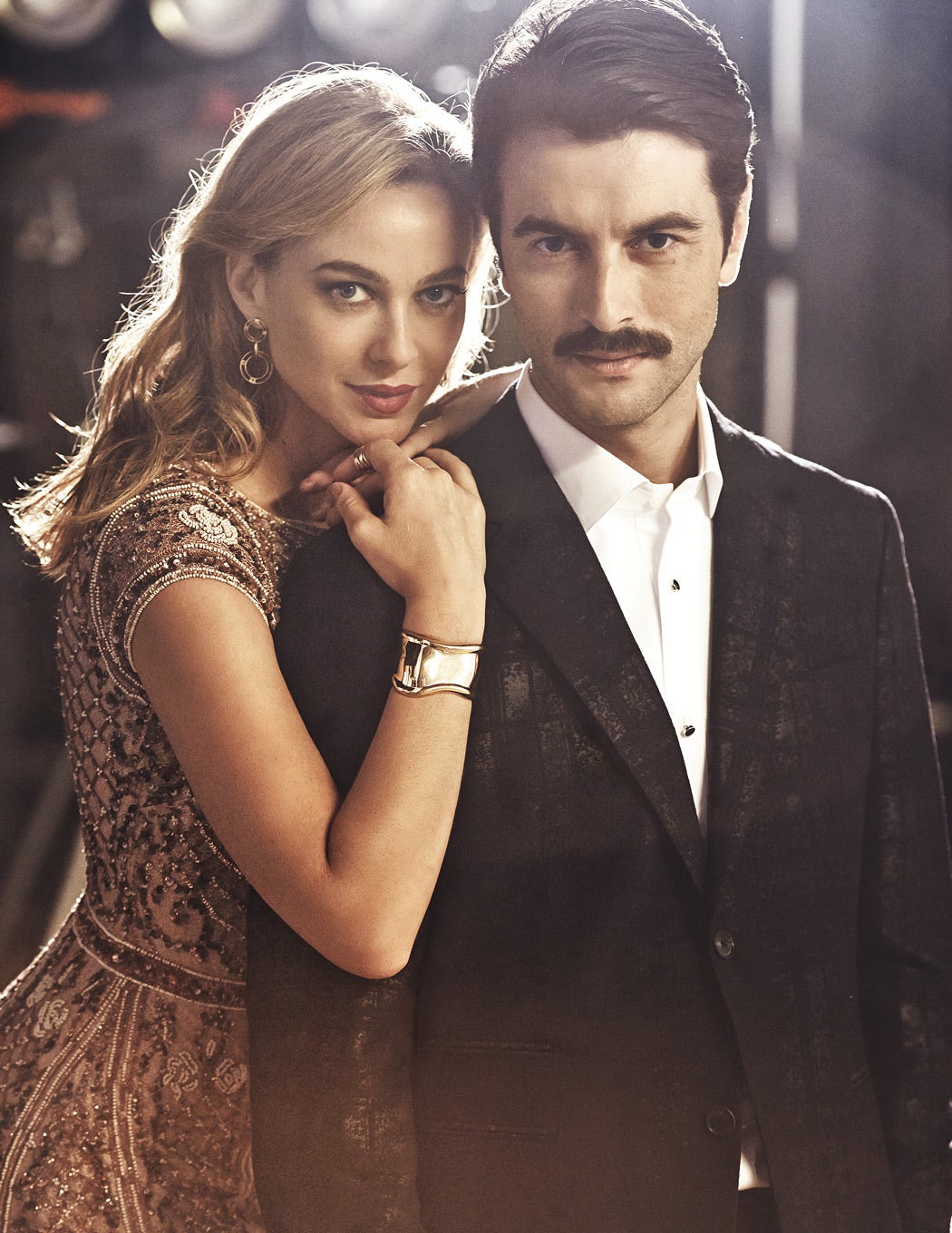 Vestido de Rosa Clará y joyas de Tiffany & Co. Él, traje de Hermès y camisa de Boss. Estilismo: José Herrera.