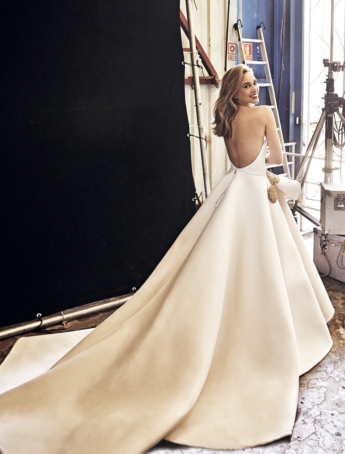 Marta Hazas lleva vestido de novia de Roberto Diz y colgante y pendientes New Serpenti de Bulgary. Estilismo: José Herrera.