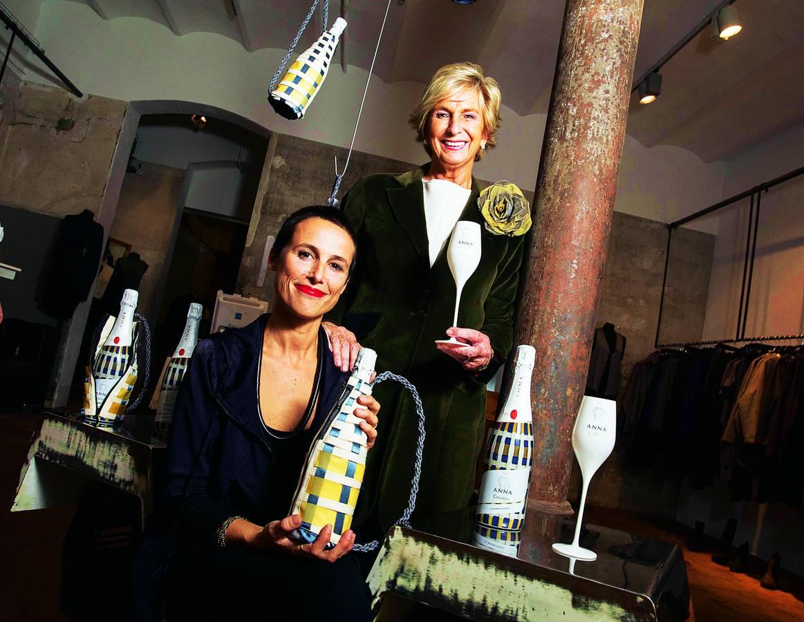 Codorníu se "cambia de traje" por una buena causa. La diseñadora Miriam Ponsa ha creado una edición limitada de Anna de Codorníu, una botella y una funda hechas a mano, cuyos beneficios de venta se destinarán a proyectos de ayuda a refugiados. El nuevo diseño en tonos ocres está inspirado en las fundas con las que antes se transportaba el agua para evitar que se calentase. amigosdelasbodegas.com