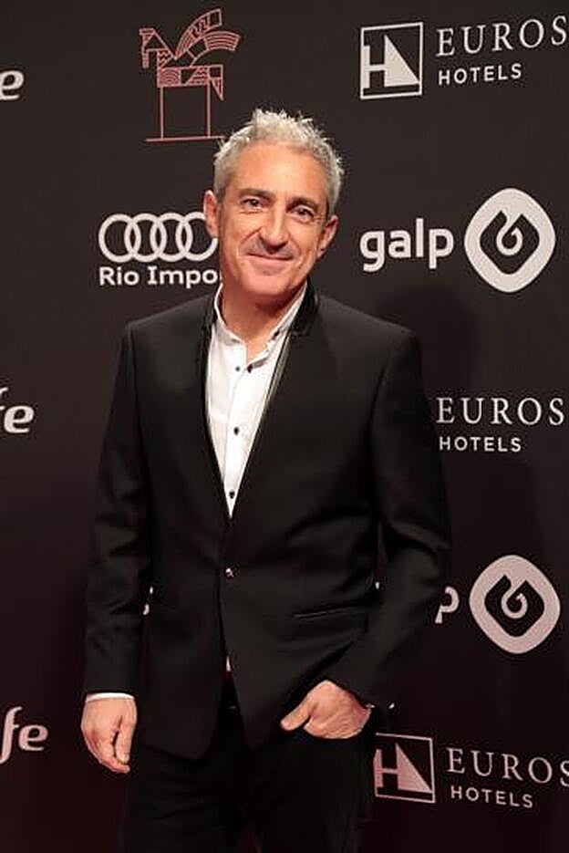 Jon Sistiaga, con traje negro y camisa blanca, un clásico.