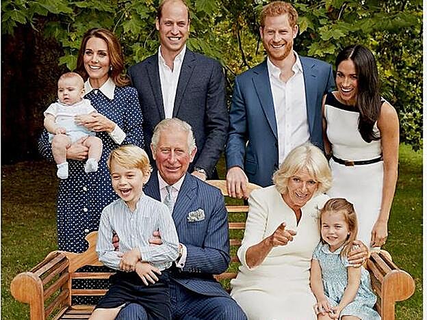 Nada queda de la paz y amor familiar de este retrato de familia con el que se celebró el 70 cumpleaños del Príncipe Carlos de Inglaterra.