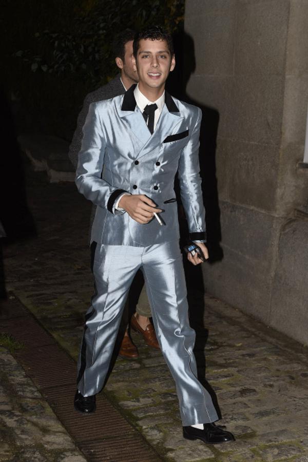 El actor llamó la atención con su esmoquin brillante y sus calcetines blancos.