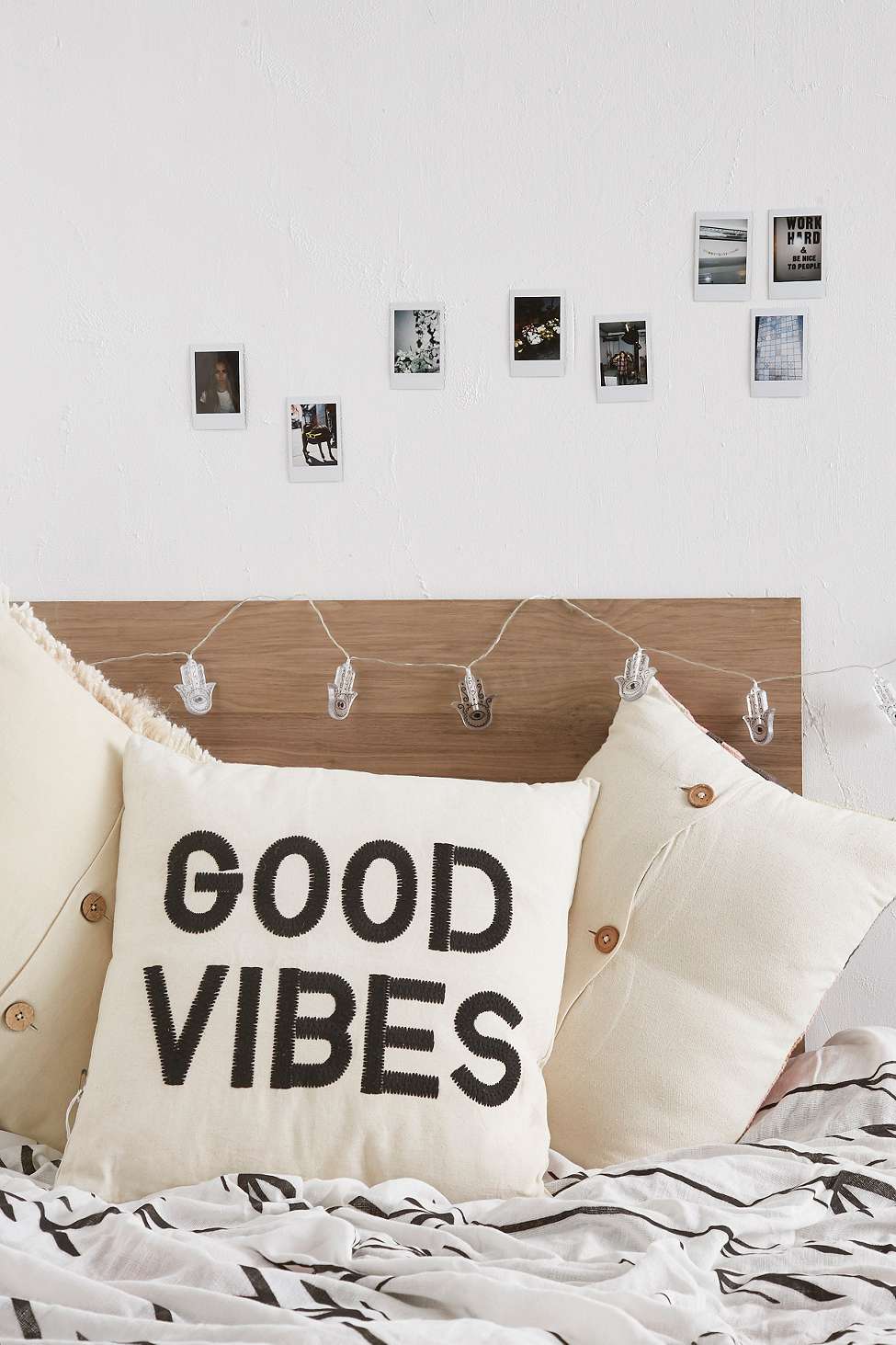 Cojín "Good vibes" de Urban Outfitters (Precio: 52€).