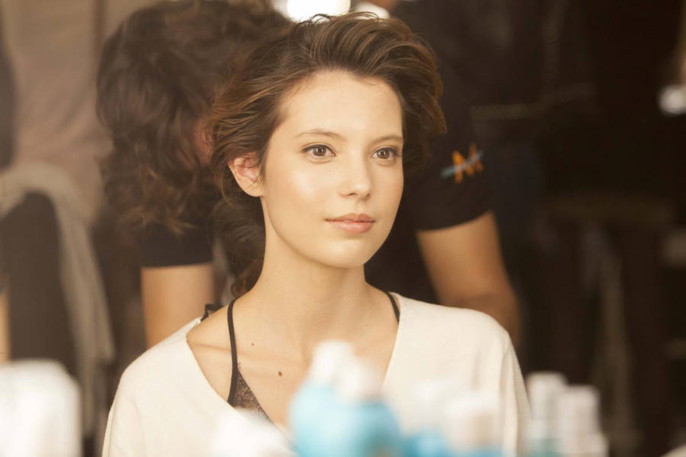 El equipo de estilistas de Moroccanoil con los últimos retoques del peinado de una de las modelos que desfiló en Novias Couture.