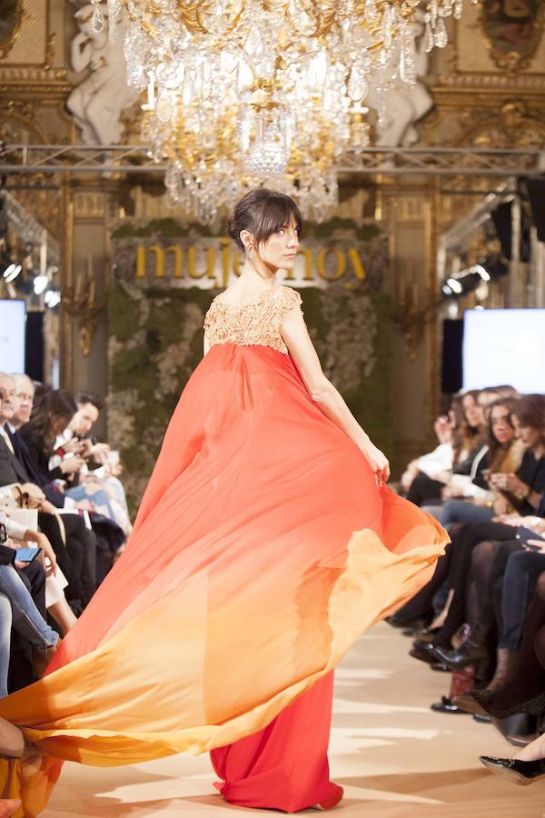 La siguiente propuesta de Carmen Halffter que vimos en el desfile de Novias Couture fue este vaporoso modelo en tonos naranjas y rojos.