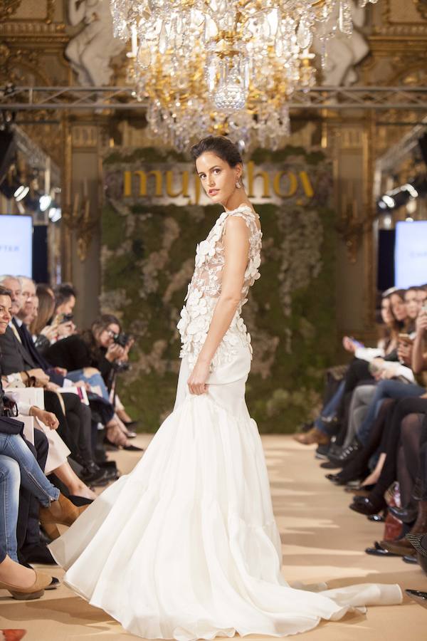 La última propuesta de Carmen Halffter en Novias Couture fue este modelo, romántico y muy femenino, con cuerpo de encaje y falda con vuelo.