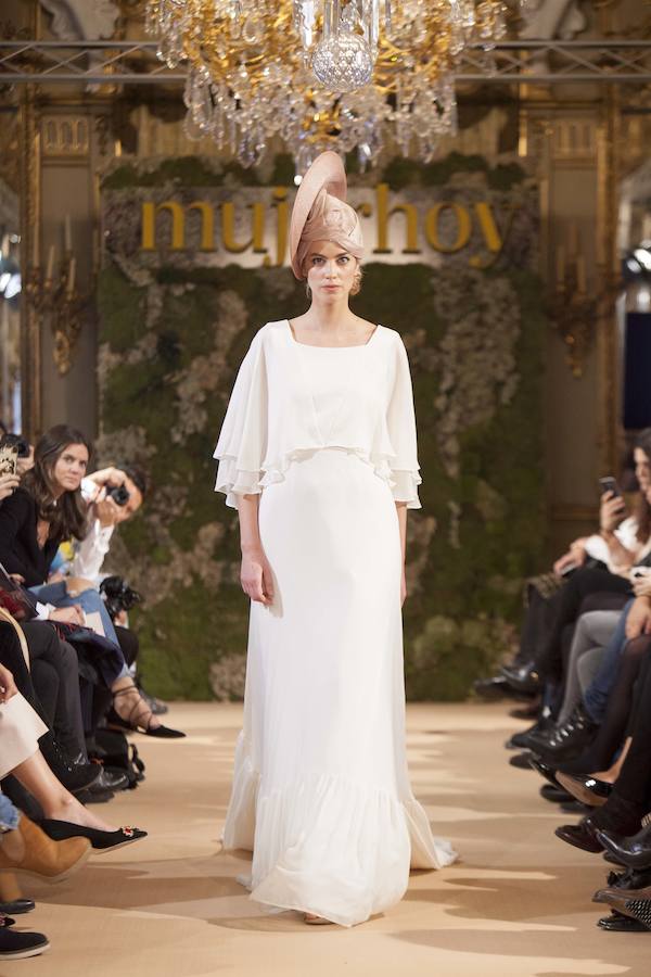 Otro de los vestidos de la colección Cocó de David Christian, un sencillo vestido con mangas acampanadas.