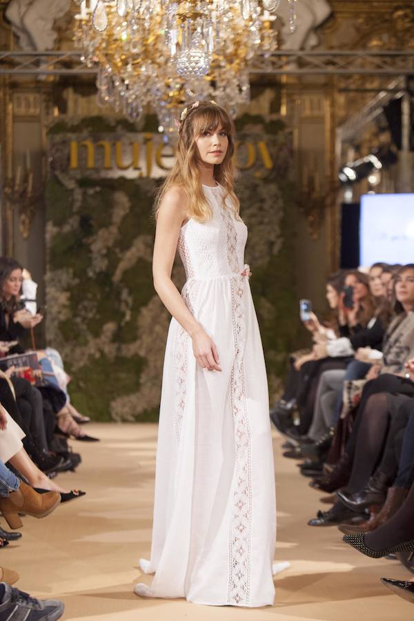 ¡Oh que luna arrancó el desfile de Novias Couture con este sencillo y elegante modelo, con aires románticos.