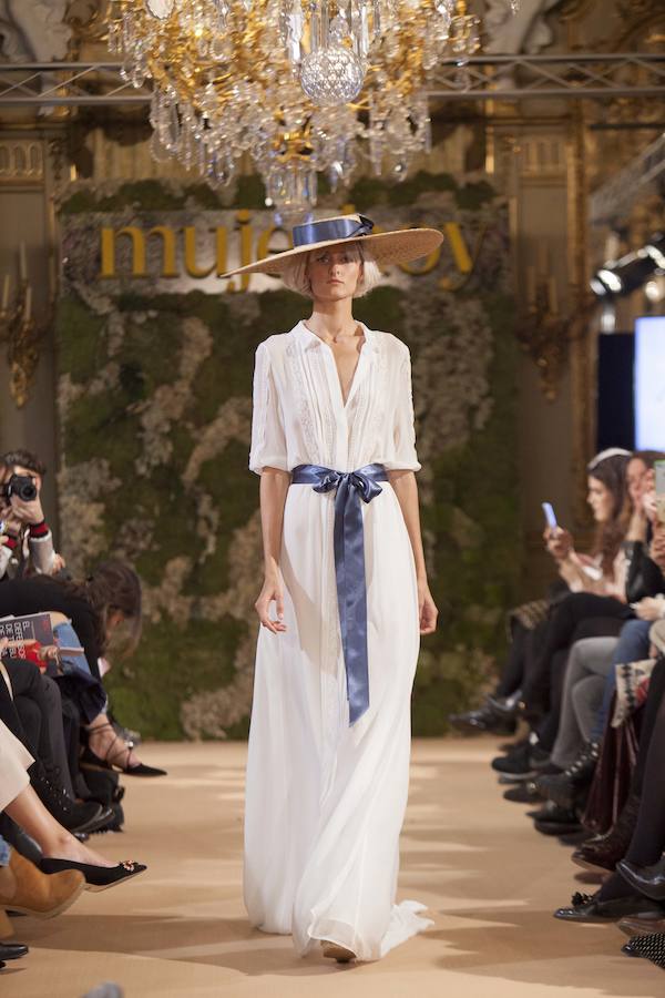 Una de las propuestas de ¡Oh que luna en Novias Couture: un bonito vestido camisero con un gran lazo azul.