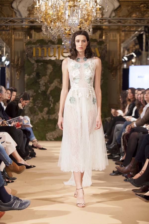 Diseño con encaje, transparencias y bordados de color verde de Alicia Rueda que vimos en el desfile de Novias Couture de Mujerhoy.