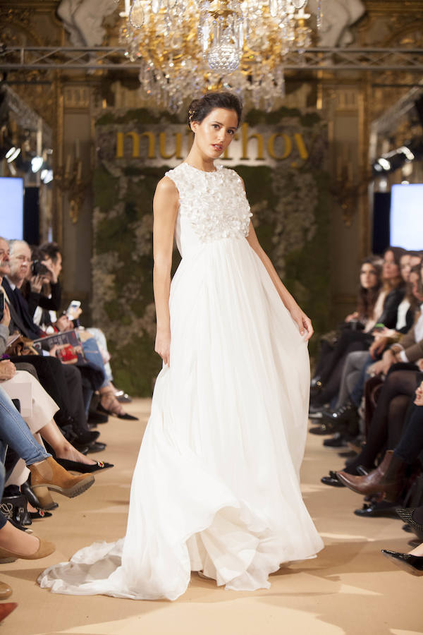 Colour Nude presentó su colección concebida como un jardín con flores en Novias Couture. Diseños románticos y muy femeninos, como éste con el que arrancó el desfile.