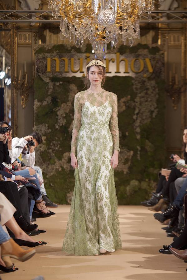 Bonito diseño de Raquel Ferreira con encaje de color verde en Novias Couture