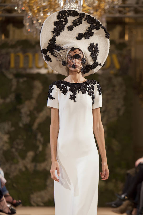 Uno de los diseños de Isabel Zapardiez en Novias Couture de Mujerhoy: con bordados en color negro sobre un vestido de líneas sencillas.