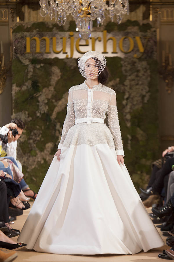 Otro de los modelos que presentó la diseñadora Isabel Zapardiez en el desfile de Novias Couture de Mujerhoy