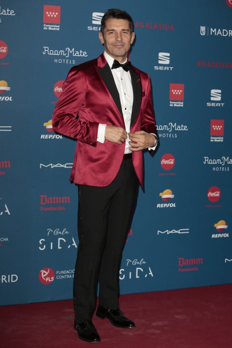 El presentador se vistió de rojo para apoya la lucha contra el Sida.