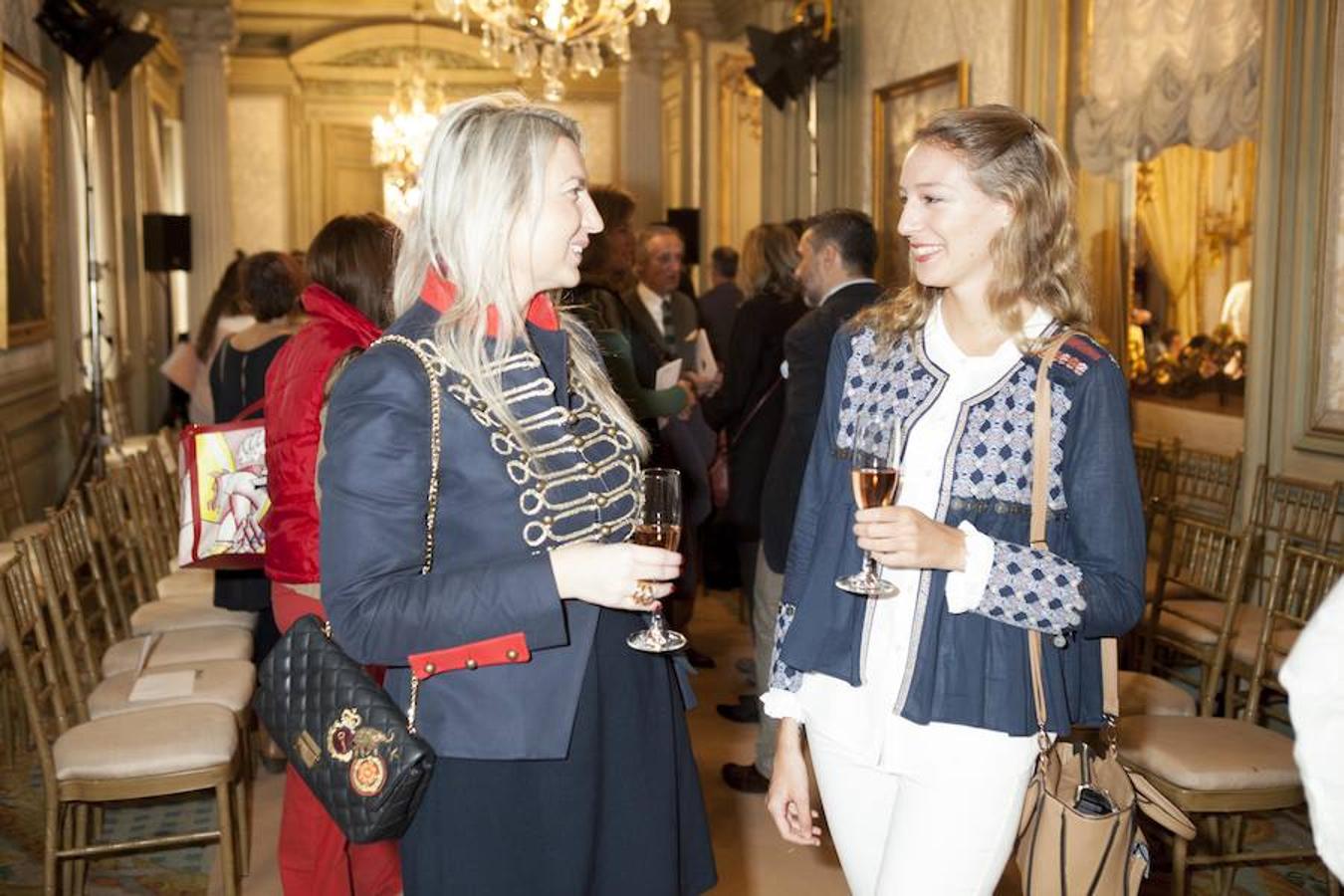 Después del desfile los invitados pudieron degustar un aperitivo y charlar sobre el sector nupcial.