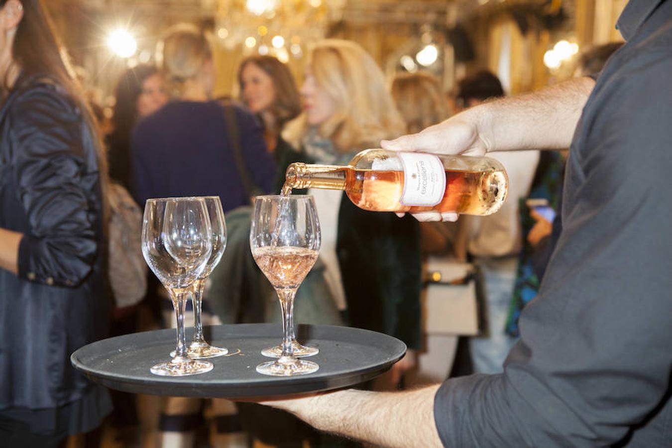 Los invitados también degustaron los ricos vinos Excellents de Marqués de Cáceres en el aperitivo que se sirvió tras el desfile de Novias Couture.
