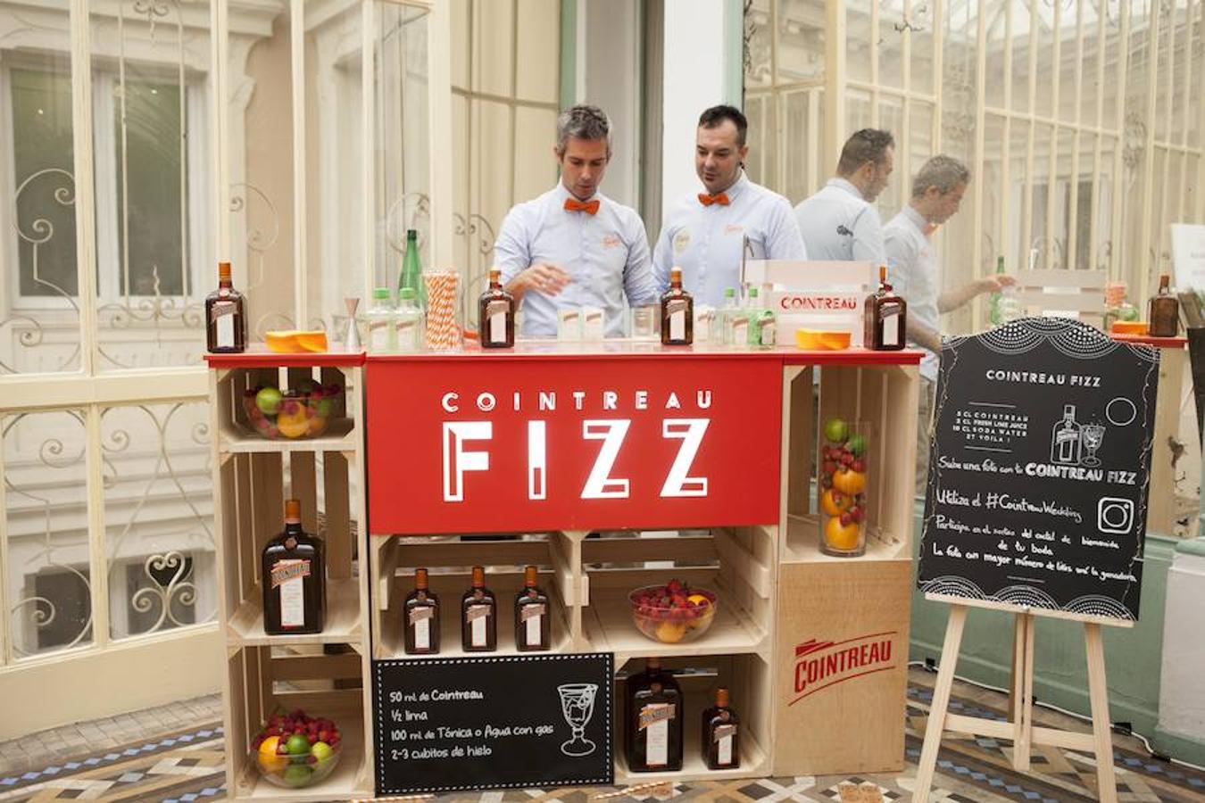 Cointreau preparó decenas de cócteles con frutas para todas las invitadas.