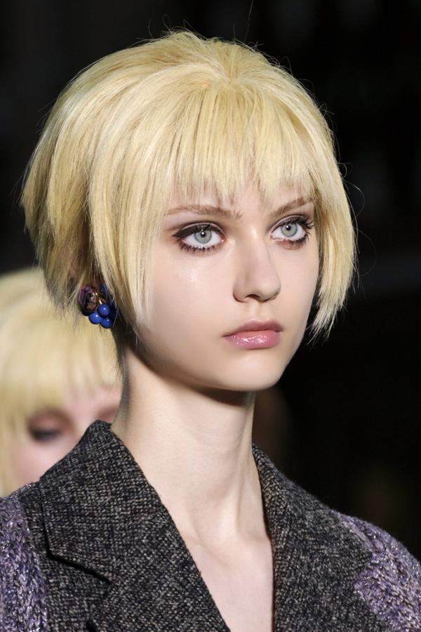 Look: Twiggy. Ojos de muñeca con pestañas pintadas en el párpado inferior y banana en el superior jugando con el marrón y el negro.