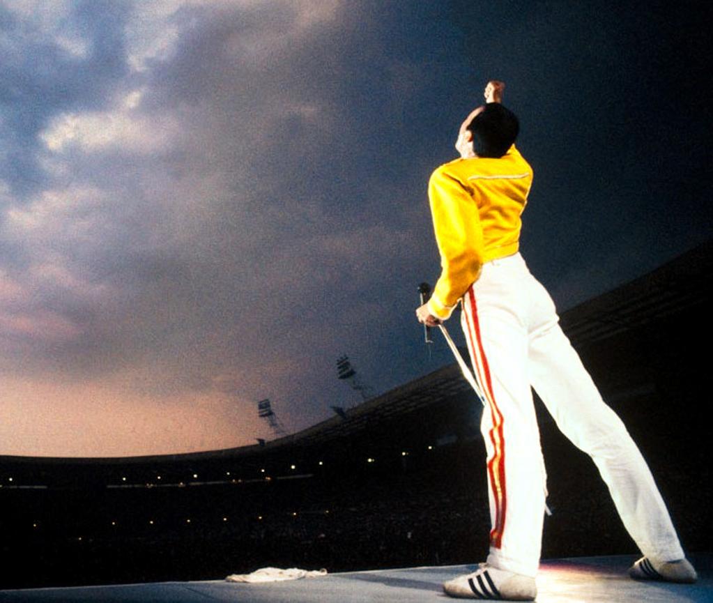 La propina...: Una divertida anécdota es su venganza de un ex. Queen estaba de gira por Estados Unidos, cuando el cantante descubrió que el hombre con el que salía, Tony Bastin, lo engañaba con alguien más. Freddie Mercury lo invitó a visitarlo y le pagó el billete de Londres a Estados Unidos por la vía más larga, con escalas y en clase turista. El vuelo duró alrededor de 12 horas. En cuanto Bastin bajó del avión, el cantante lo esperaba en el aeropuerto norteamericano, una vez que lo vio, le espetó un “Hemos terminado” dándole su billete de vuelta para ese mismo día y por la misma vía por la que había llegado. Además, Freddie Mercury se quedó con el gato de su ex novio.