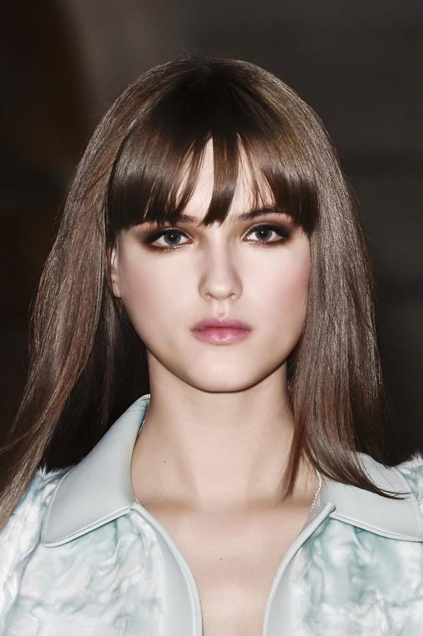 Look: Chic. Sombras en tonalidades amarronadas y eyeliner y máscara de pestañas en intenso negro, un contraste que derrocha glamour.