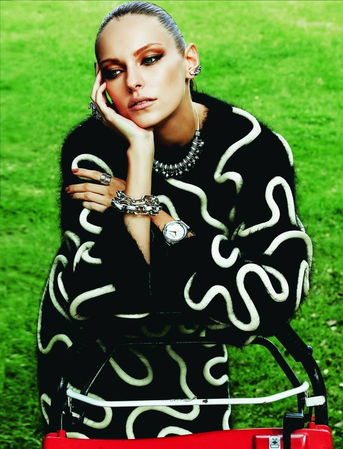 Pendientes de Morellato (69 euros) y collar de Pandora. El anillo con elefantes es de Thomas Sabo; el de la otra mano de Aristocrazy, igual que las pulseras (270 euros la ancha y 200 euros la estrecha). Reloj de Michael Kors (180 euros aproximadamente) y vestido de Sportmax.