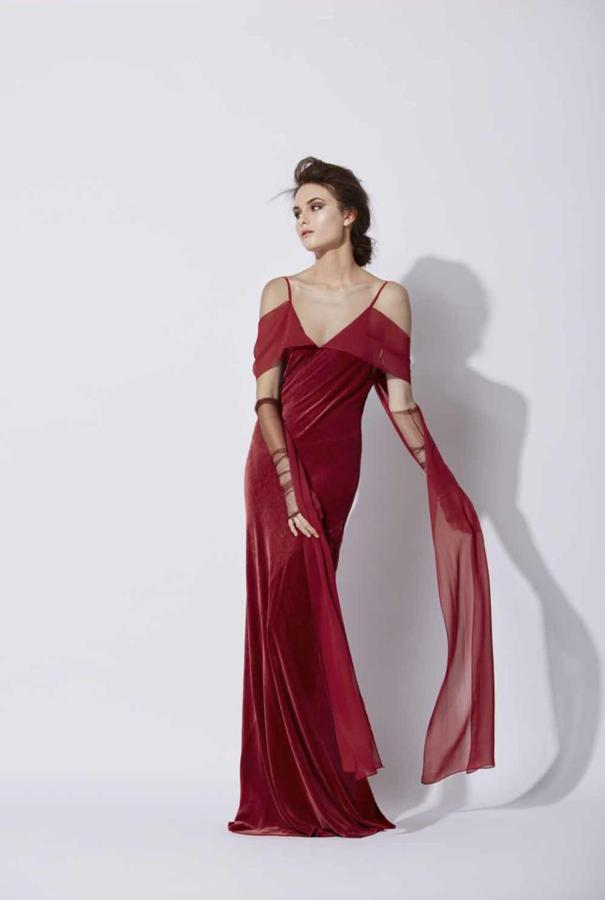 Vestido de fiesta en terciopelo y gasa en color rojo sangre.