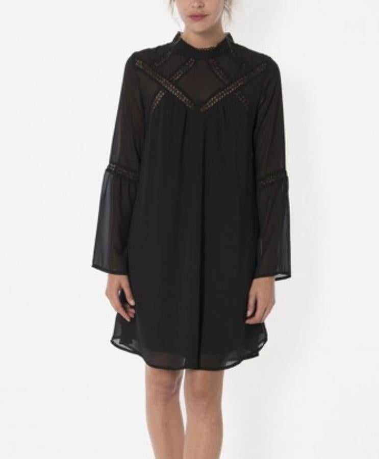 Vestido negro de gasa.