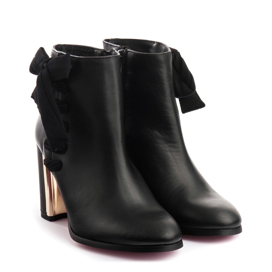 Botines negros con detalle de lazo.