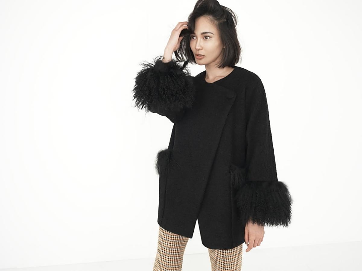 Maxi abrigo negro con detalles de pelo.
