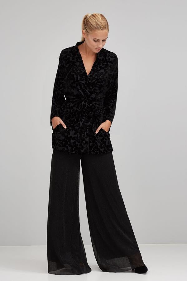 Kimono de terciopelo negro para el día y para la noche.