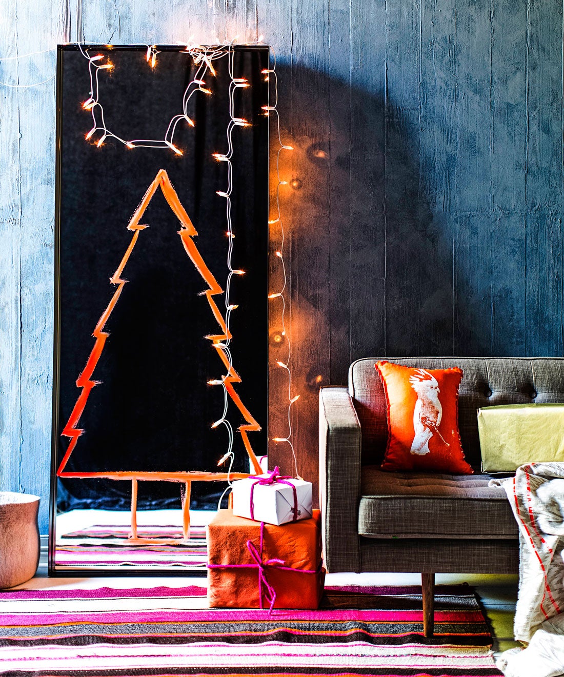 Que no te pille tu madre, pero un toque navideño inmediato será pintar el árbol en un espejo de cuerpo.