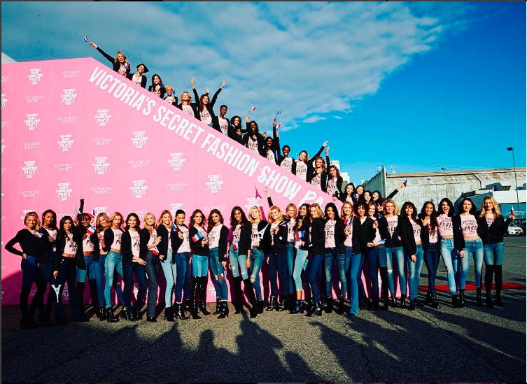 Modelos y ángeles que desfilarán en parís posan juntas en las escaleras del avión.