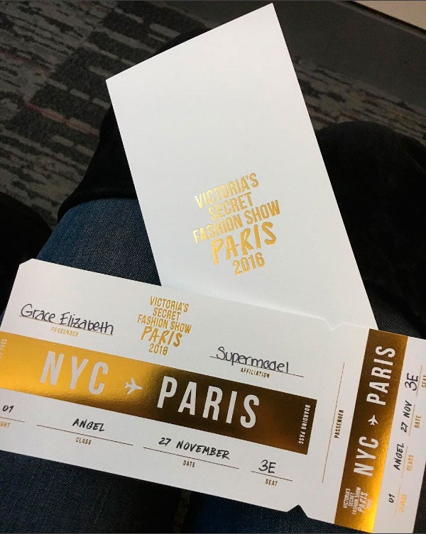 Grace Elizabeth enseña cómo son los tickets del viaje.